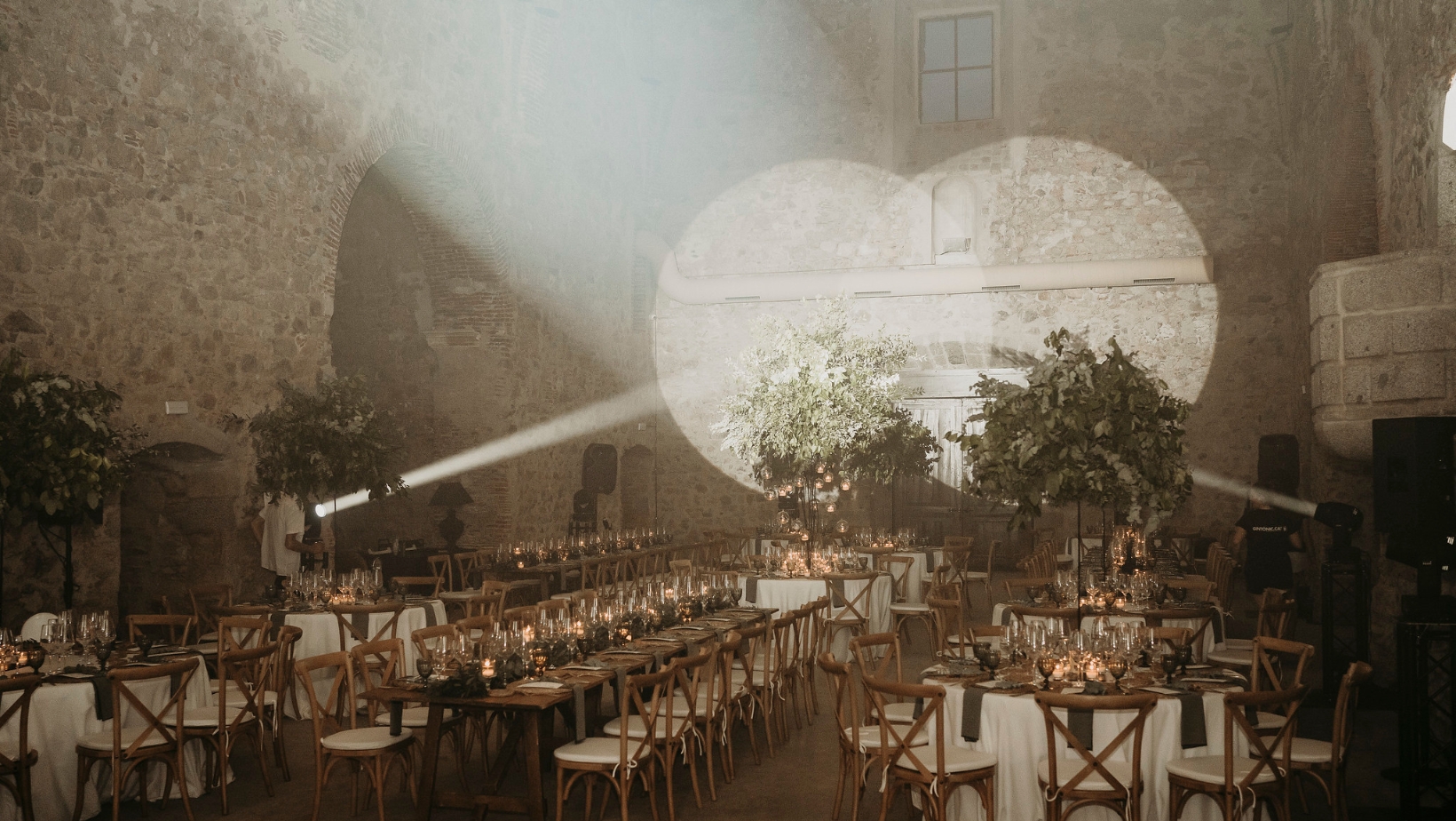 Salón de boda montado con juego de luces – Love Agency Barcelona
