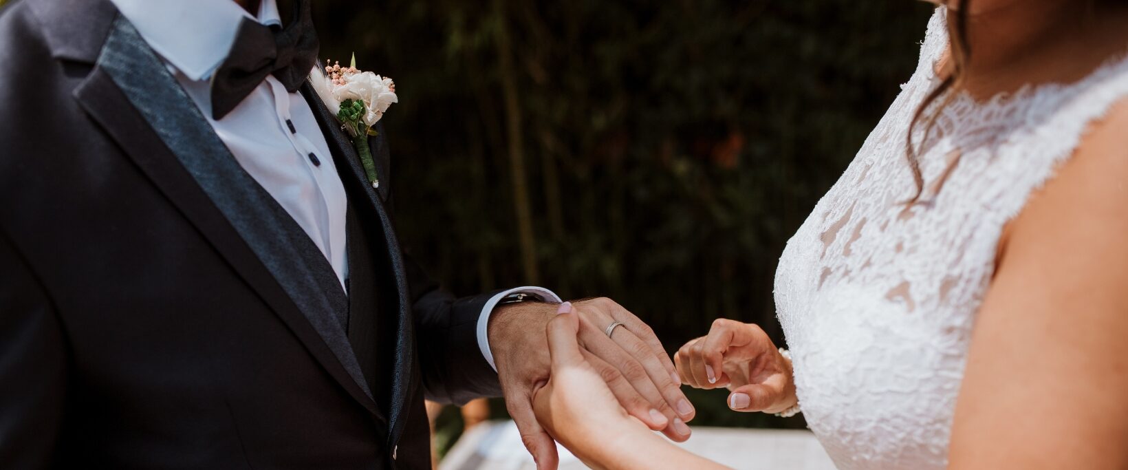 Ceremonia de boda con intercambio de anillos – Love Agency Barcelona Novios intercambiando anillos en ceremonia de boda organizada por Love Agency wedding planner Barcelona